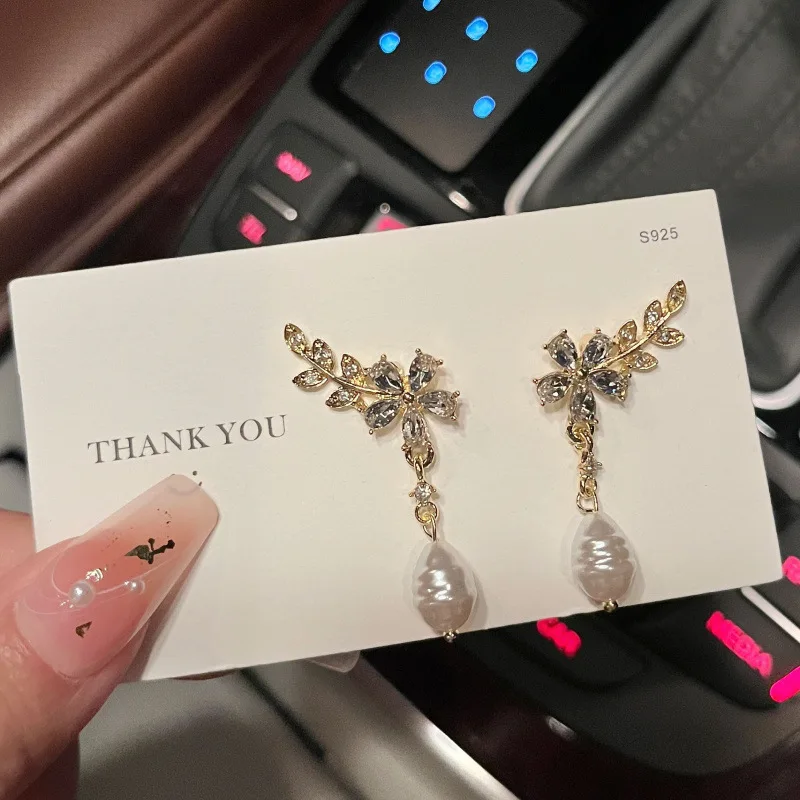New irregular shape inlaid gemstone alloy pearl pendant retro simple fashion earrings accessories for women
New irregular shape inlaid gemstone alloy pearl pendant retro simple fashion earrings accessories for women
