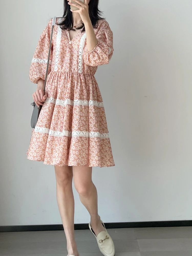 2022 Spring and Summer New Maj Lace Splicing Women Floral V-neck Lantern Sleeve Hollow Out Mini Dress
2022 Spring and Summer New Maj Lace Splicing Women Floral V-neck Lantern Sleeve Hollow Out Mini Dress