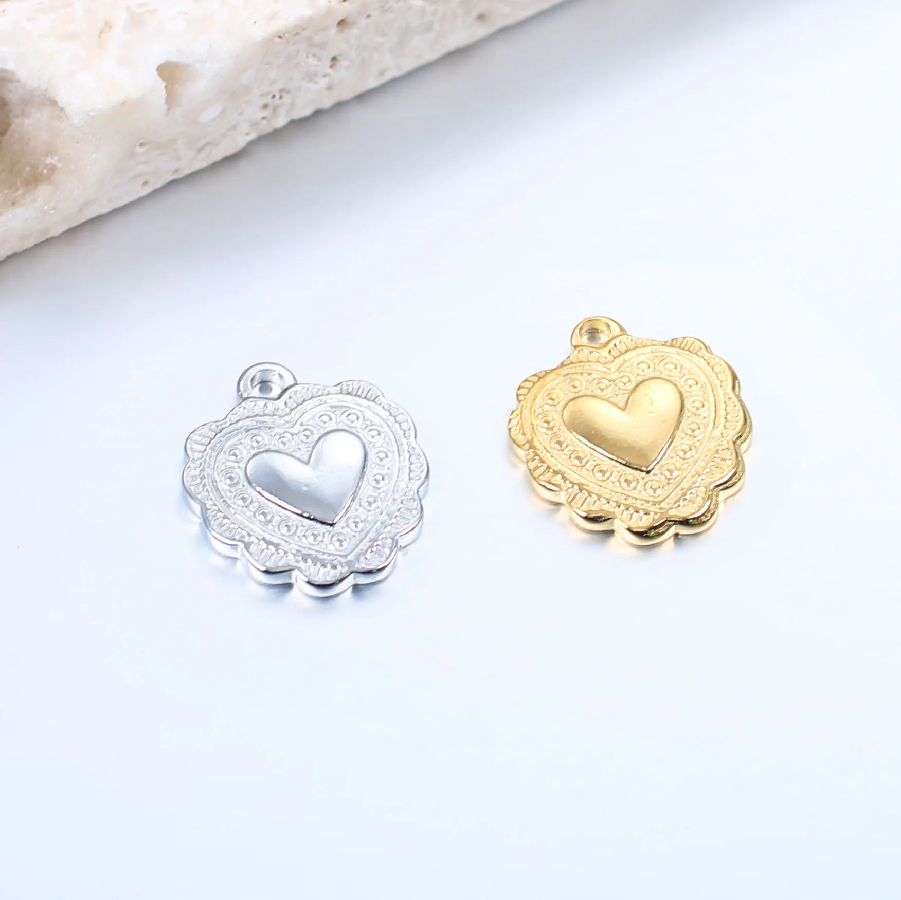3pcs/Lot Retro Embossed Love Heart Convex Pendant Earrings Charms Stainless Steel DIY Necklace Bracelet Pendant Accessories
3pcs/Lot Retro Embossed Love Heart Convex Pendant Earrings Charms Stainless Steel DIY Necklace Bracelet Pendant Accessories