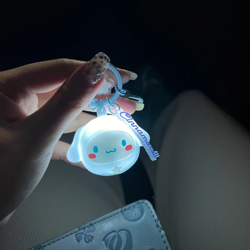 Подвеска Sanrio Cinnamoroll Kuromi, брелок, светящийся мультяшный милый брелок, ювелирные аксессуары для мальчиков и девочек, подарки
Подвеска Sanrio Cinnamoroll Kuromi, брелок, светящийся мультяшный милый брелок, ювелирные аксессуары для мальчиков и девочек, подарки