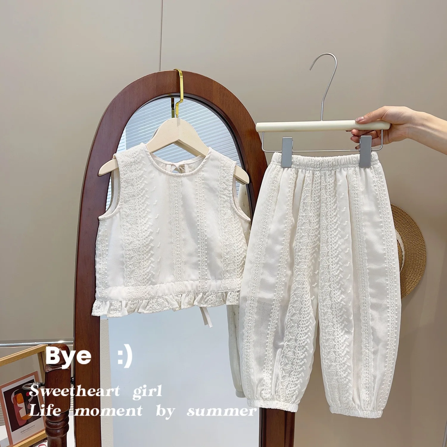 Girls' Summer Suit Lace Sleeveless Top+Pants Summer Girls' Solid Color Embroidery 2-piece Set Summer 2023 Children's Clothes
Girls' Summer Suit Lace Sleeveless Top+Pants Summer Girls' Solid Color Embroidery 2-piece Set Summer 2023 Children's Clothes