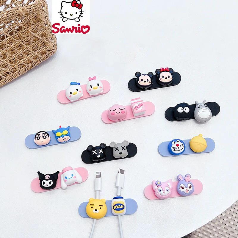 Sanrio Kuromi Cinnamoroll Kawaii Настольный держатель для наушников Кабельный органайзер мультяшный зарядный кабель Милая наклейка для хранения
Sanrio Kuromi Cinnamoroll Kawaii Настольный держатель для наушников Кабельный органайзер мультяшный зарядный кабель Милая наклейка для хранения