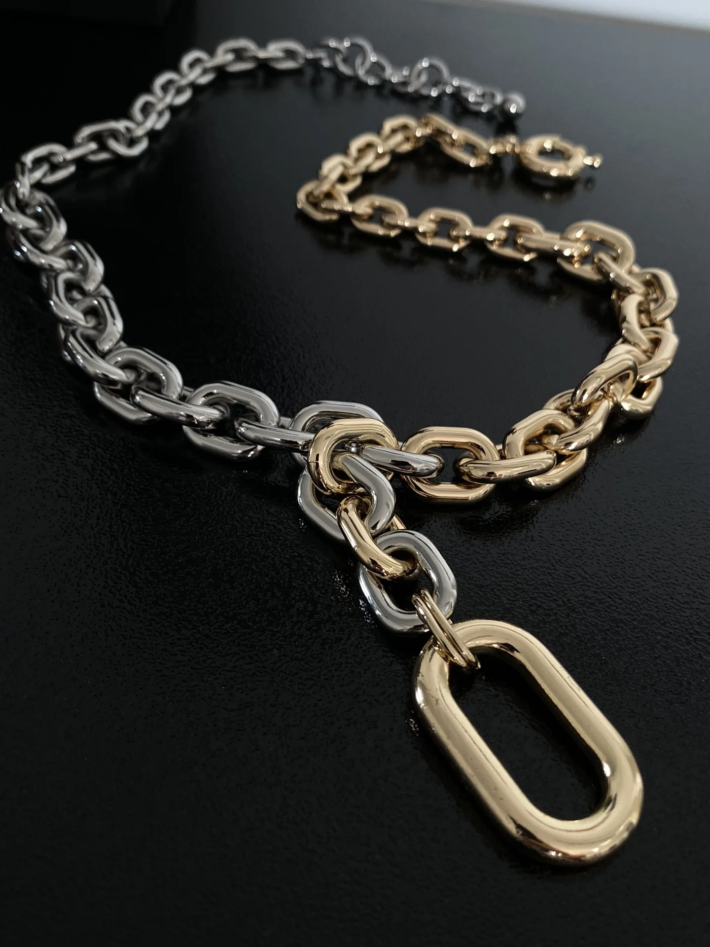 Europe and the United States fashion cool thick chain two-color splicing imperious necklace
Europe and the United States fashion cool thick chain two-color splicing imperious necklace