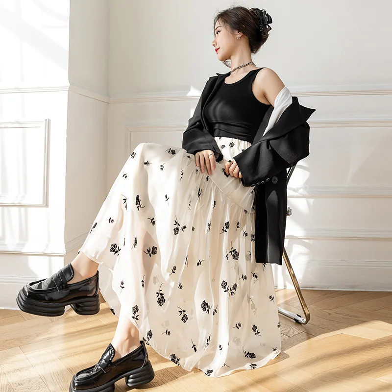 Spring/summer 2022 New Women's Fairy Dress Rose Embroidery Long Elastic Waist High Waist Slim A Long Skirt 
Spring/summer 2022 New Women's Fairy Dress Rose Embroidery Long Elastic Waist High Waist Slim A Long Skirt