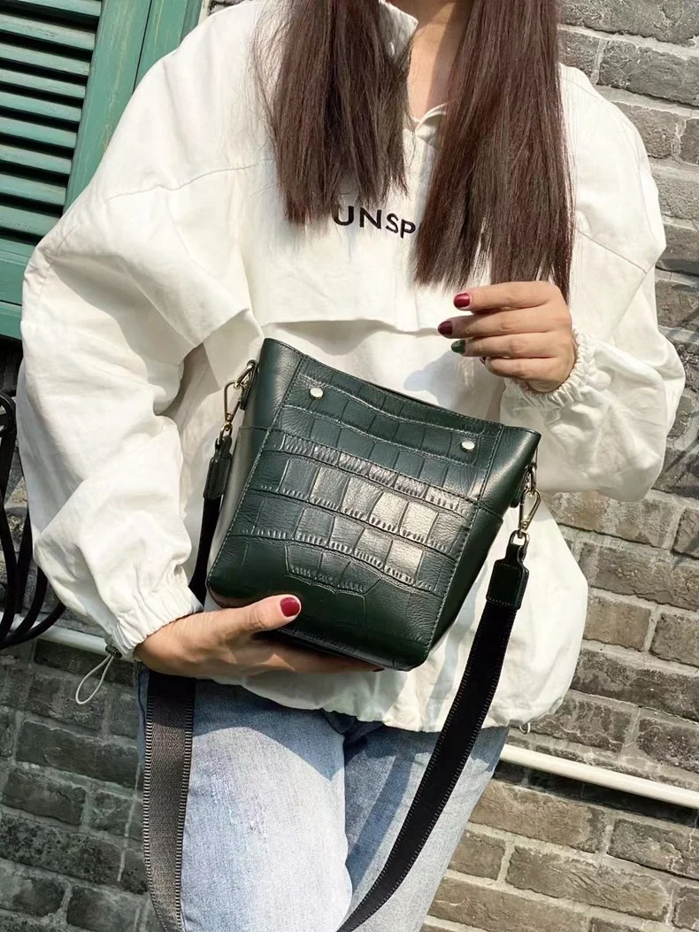 high quality luxury brand Small design leather women's 2023 new wide belt crocodile pattern bucket fashion one shoulder messenge
high quality luxury brand Small design leather women's 2023 new wide belt crocodile pattern bucket fashion one shoulder messenge
