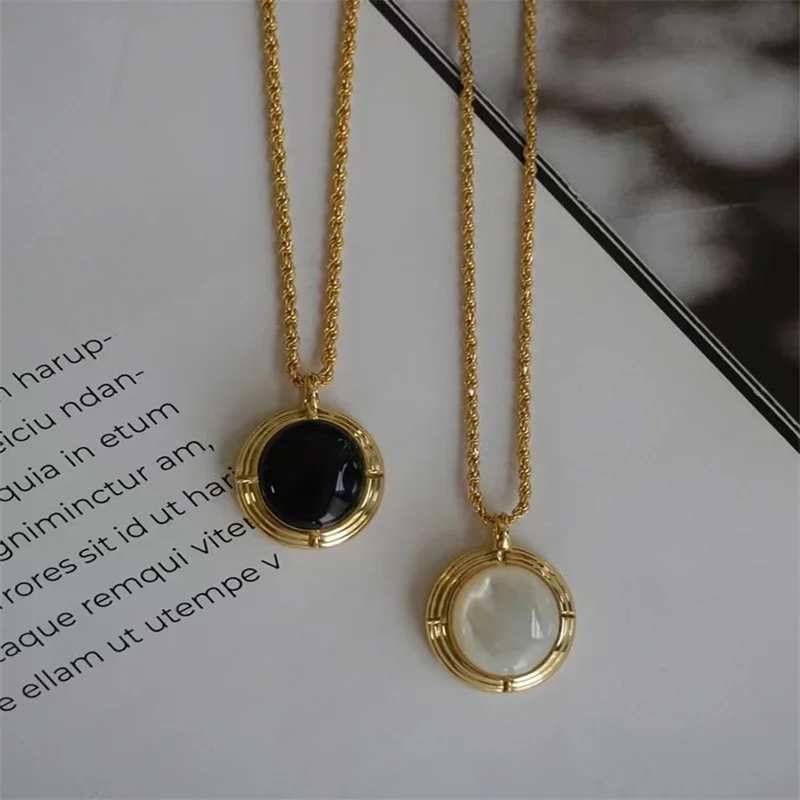 Retro plating real gold French black agate white fritillae pendant light luxury niche design natural shell necklace
Retro plating real gold French black agate white fritillae pendant light luxury niche design natural shell necklace