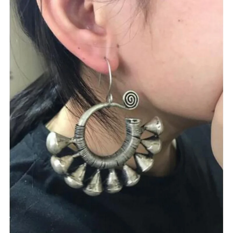 Livraison gratuite, nouvelles boucles d'oreilles à breloques tibétaines, bijoux tribaux, en argent Miao, grande paire creuse
Livraison gratuite, nouvelles boucles d'oreilles à breloques tibétaines, bijoux tribaux, en argent Miao, grande paire creuse