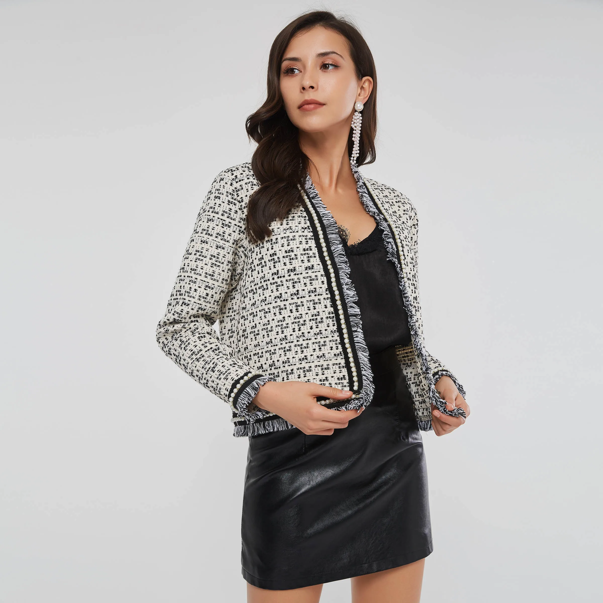 2022 Casual Tweed Jacket Coat Cardigan Women Spring Beads Pearl Black Print Tassel Sides Slim Trendy Fashion Winter Short Coats
2022 Casual Tweed Jacket Coat Cardigan Women Spring Beads Pearl Black Print Tassel Sides Slim Trendy Fashion Winter Short Coats