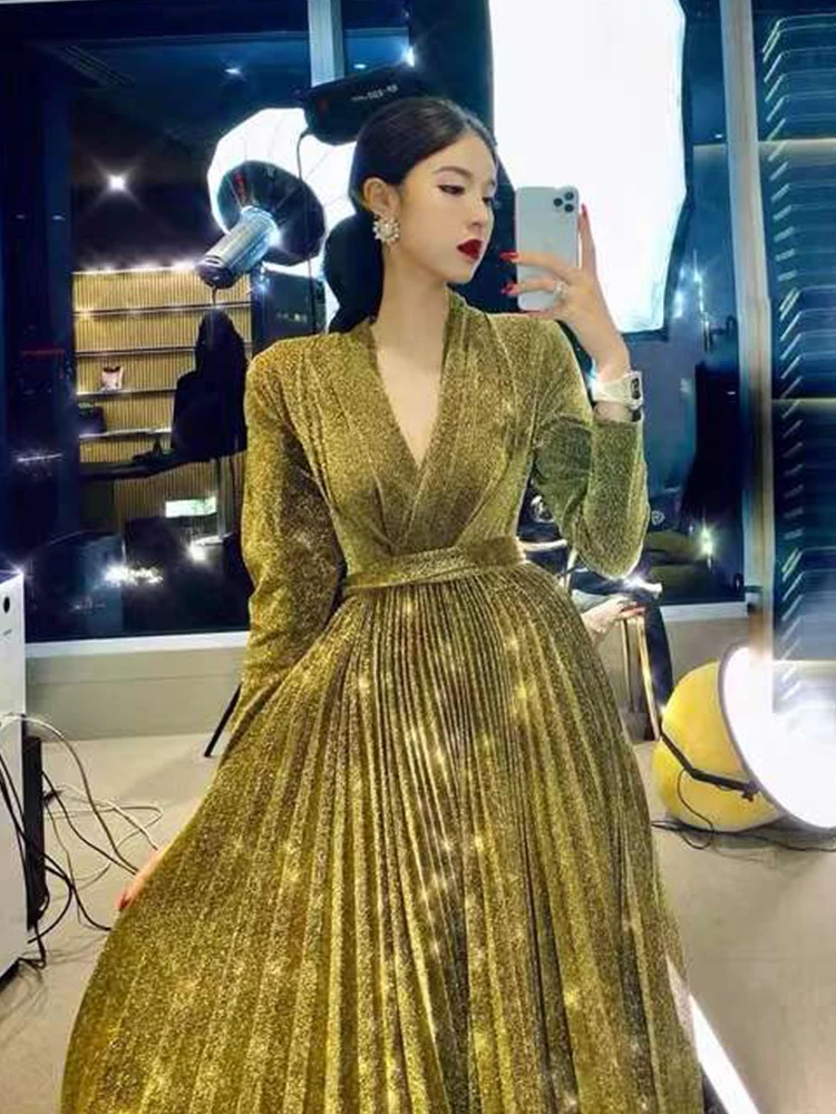 Retro bright silk draped V-neck lace-up high waist long sleeve pleated dress ladies autumn new fashion loose pleated skirt
Retro bright silk draped V-neck lace-up high waist long sleeve pleated dress ladies autumn new fashion loose pleated skirt
