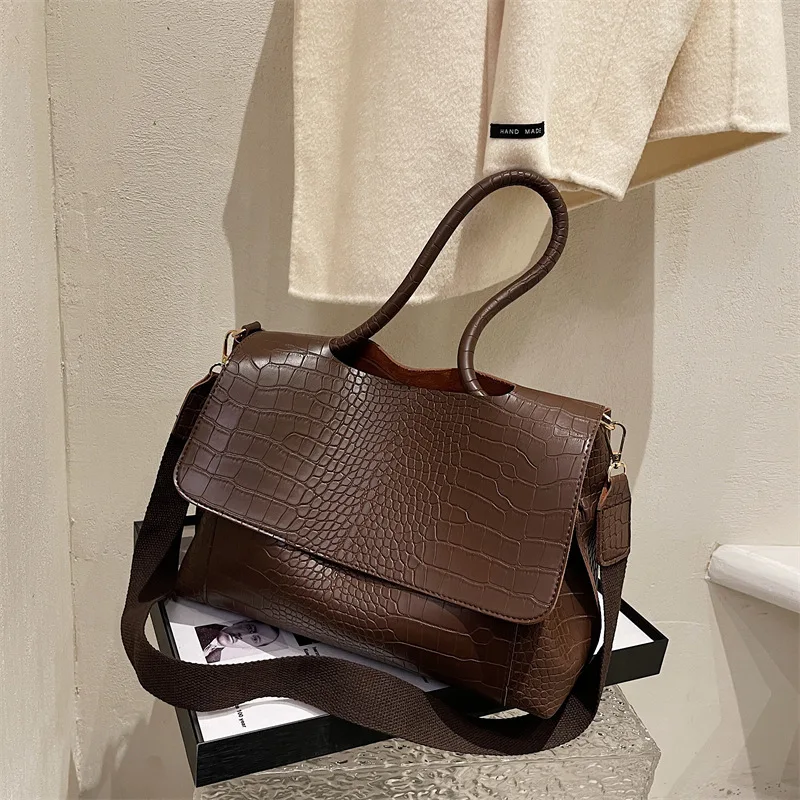 Large-capacity women's bag new fashion broadband messenger bag texture single shoulder armpit commuter tote bag
Large-capacity women's bag new fashion broadband messenger bag texture single shoulder armpit commuter tote bag