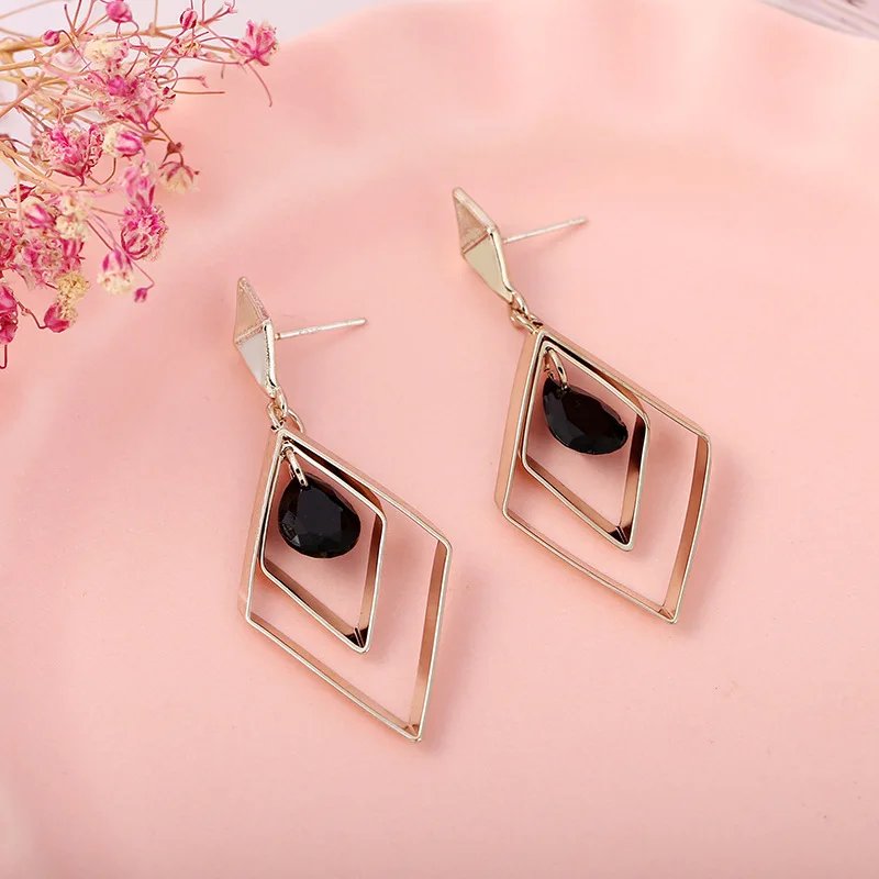 Earrings temperament Korean irregular diamond-shaped long earrings female personality exaggerated 925 silver needle earrings
Earrings temperament Korean irregular diamond-shaped long earrings female personality exaggerated 925 silver needle earrings