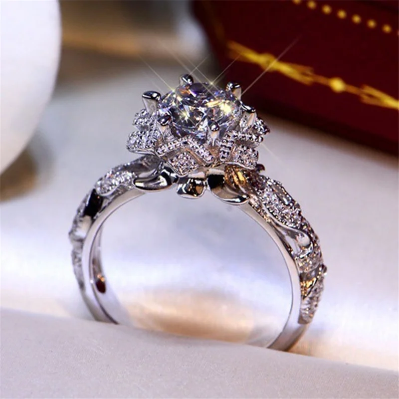 European and American Fashion Hollow Pattern Snowflake Ring Female Engagement Party Wedding Ring Jewelry Jewelry Wholesale
European and American Fashion Hollow Pattern Snowflake Ring Female Engagement Party Wedding Ring Jewelry Jewelry Wholesale