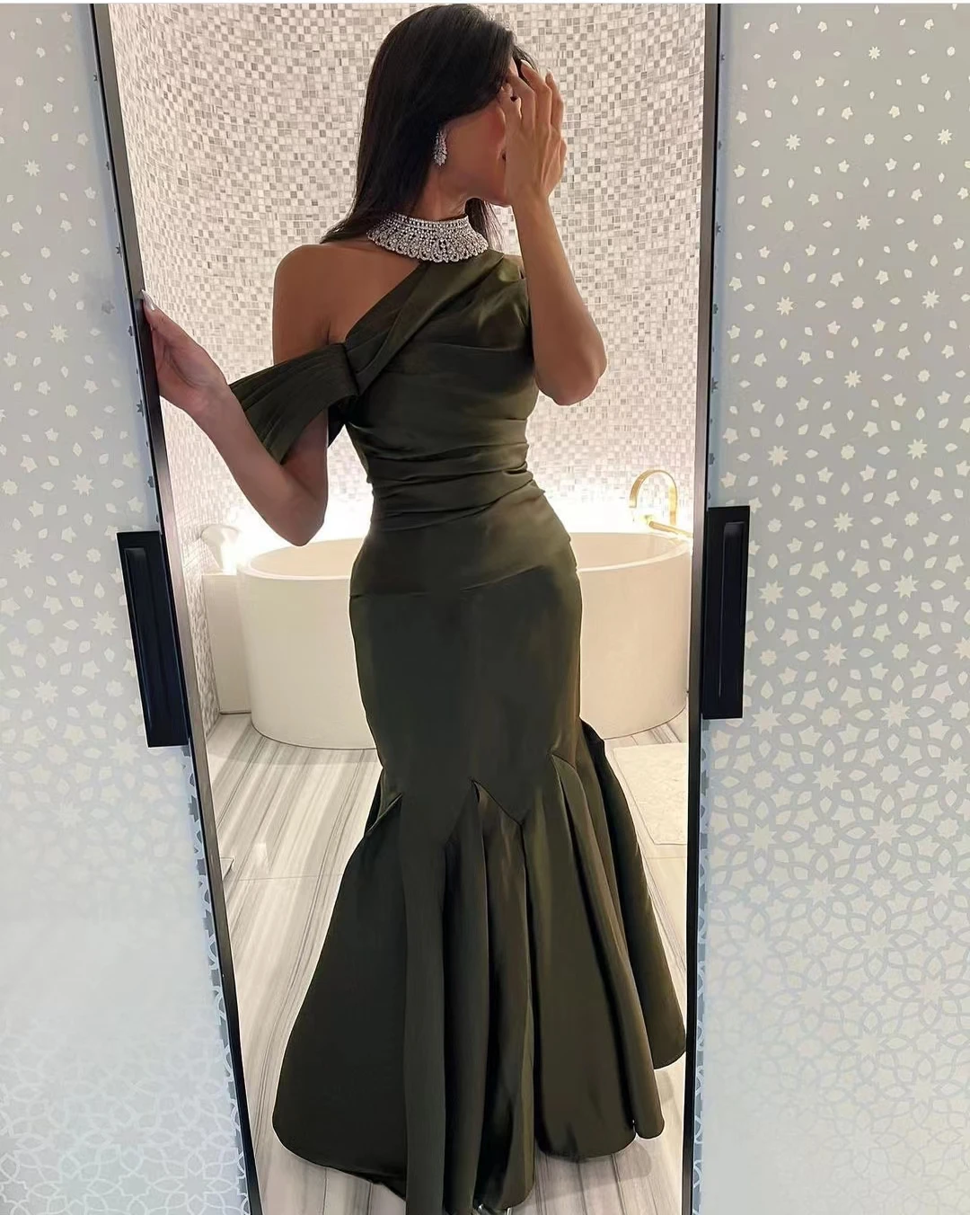 Fabulous Black Off Shoulder Mermaid Evening Dress 2023 New Satin Vertical Pleated Floor Length Ruffle Empire Prom Party Gown
Fabulous Black Off Shoulder Mermaid Evening Dress 2023 New Satin Vertical Pleated Floor Length Ruffle Empire Prom Party Gown