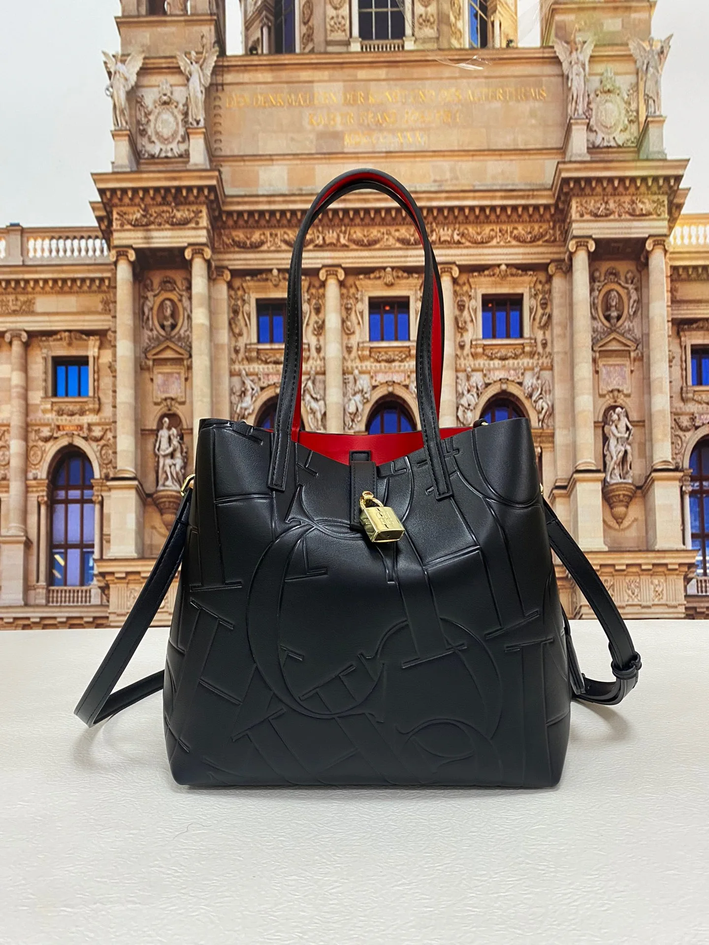 Luxury Brand Premium Fabric Bucket Bag 2022 New Famous Designer Fashion Print Metal Lock Tote Bag Large Capacity Tote Bag
Luxury Brand Premium Fabric Bucket Bag 2022 New Famous Designer Fashion Print Metal Lock Tote Bag Large Capacity Tote Bag