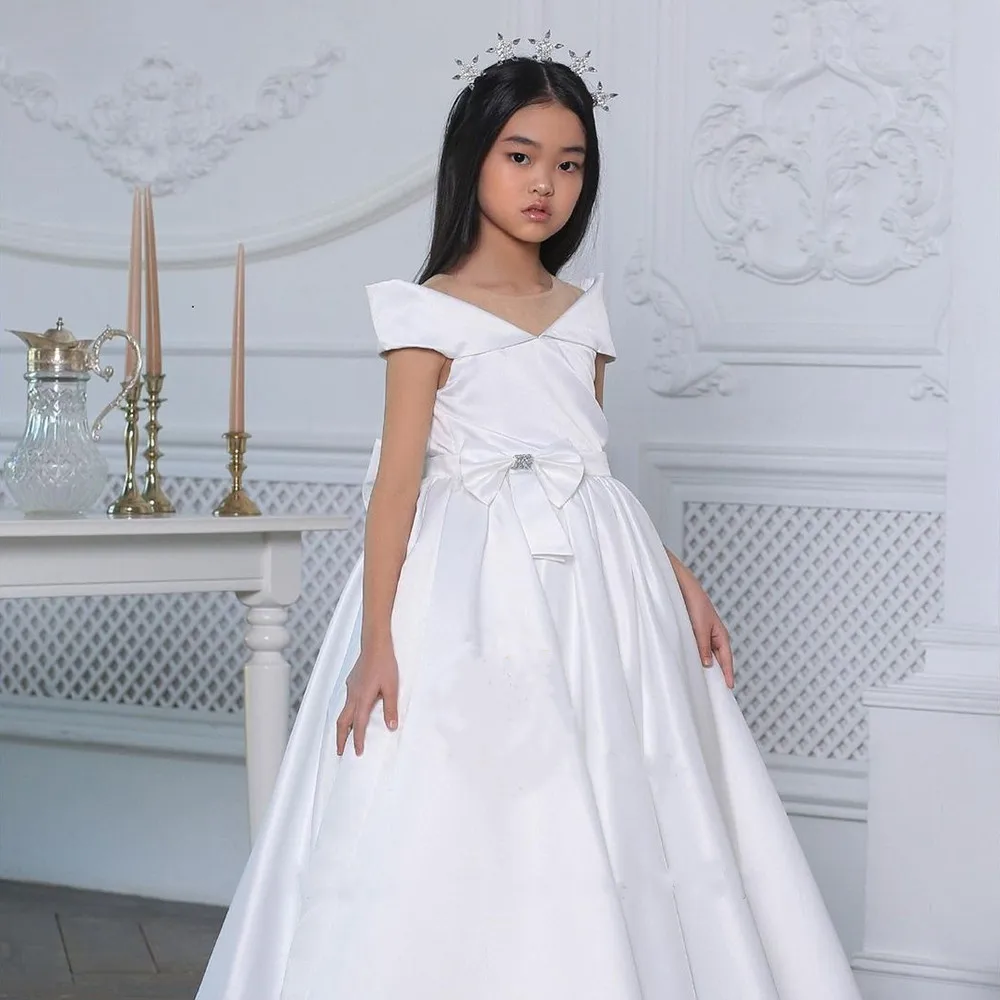 Платье ТРАПЕЦИЕВИДНОЕ атласное с открытыми плечами и цветочным принтом 
Платье ТРАПЕЦИЕВИДНОЕ атласное с открытыми плечами и цветочным принтом