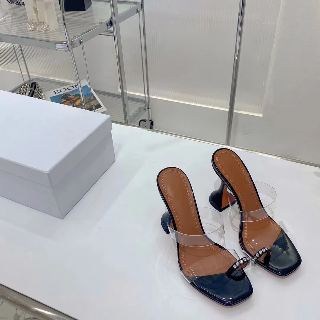 Summer New One-word Belt Transparent PVC Slippers Flip-flops Women's Rhinestone Decorative Women's Sandals
Summer New One-word Belt Transparent PVC Slippers Flip-flops Women's Rhinestone Decorative Women's Sandals