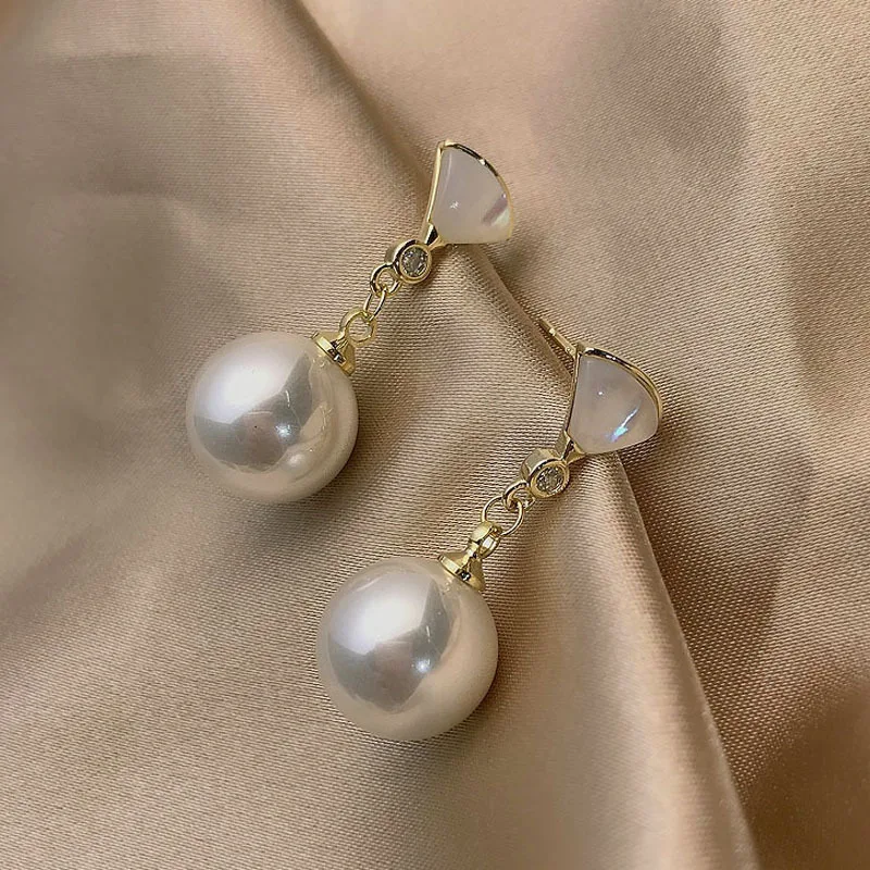 New Korean Silver Sweet Pearl Earrings Female Retro Fashion Fan Shaped Fritillaria Earrings Elegant and High Quality Earrings 
New Korean Silver Sweet Pearl Earrings Female Retro Fashion Fan Shaped Fritillaria Earrings Elegant and High Quality Earrings