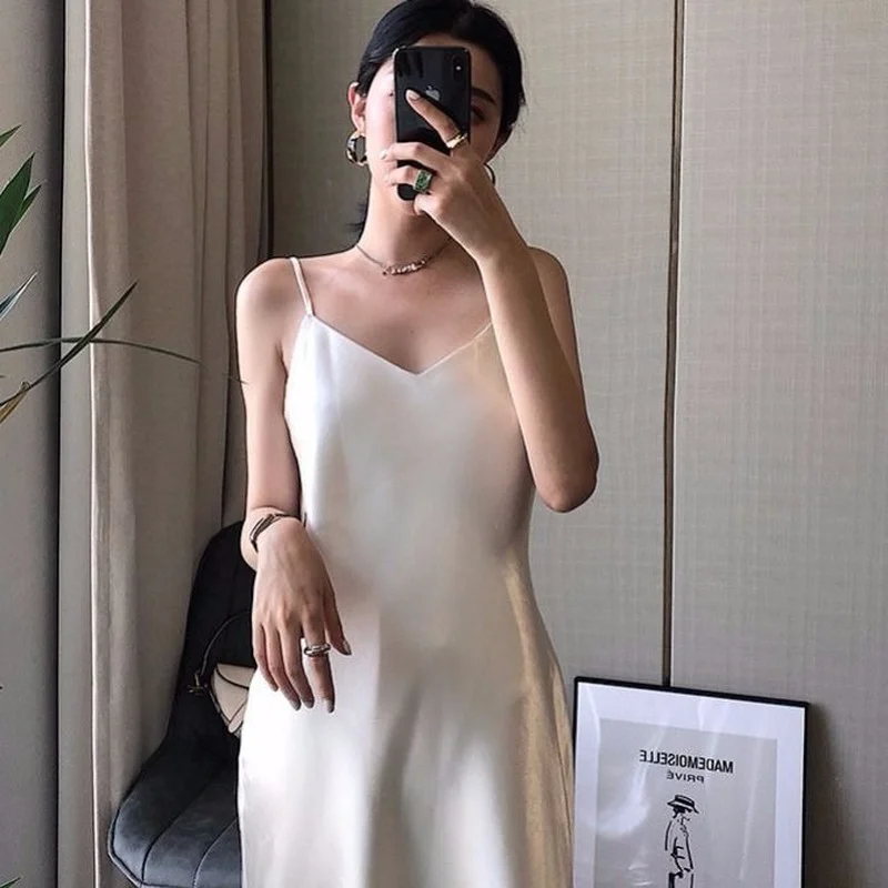 Summer Women Slip Dress Satin Sleeveless V-Neck Solid Party Dress Fashion Spaghetti Strap Sexy Slim Elegant Long Dress Female
Summer Women Slip Dress Satin Sleeveless V-Neck Solid Party Dress Fashion Spaghetti Strap Sexy Slim Elegant Long Dress Female