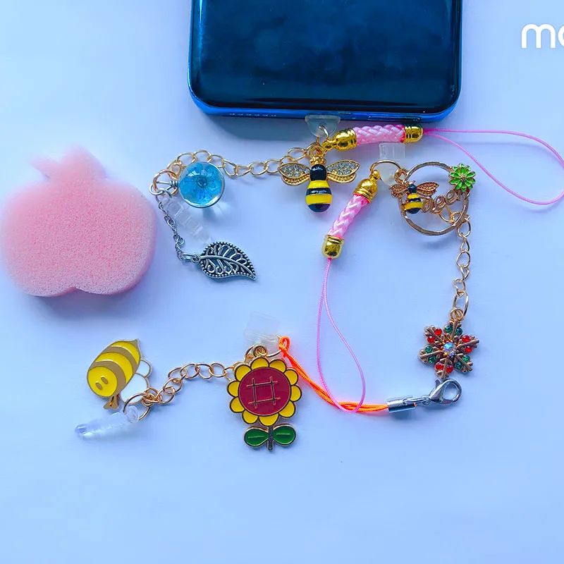 Lovely bee mobile phone dust plug creative type-C charging plug is suitable for mobile phone accessories of ipone12 13pro
Lovely bee mobile phone dust plug creative type-C charging plug is suitable for mobile phone accessories of ipone12 13pro