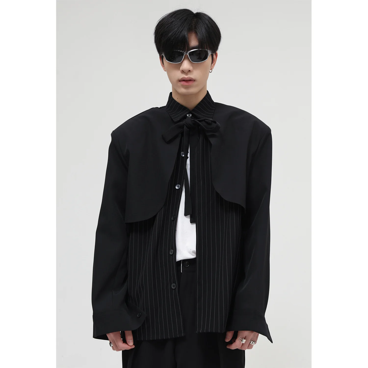 Men Loose Splice Stripe Cloak Shoulder Pad Design Casual Long Sleeve Shirt Korean Streetwear Fashion Shirts Male Stage Clothing
Men Loose Splice Stripe Cloak Shoulder Pad Design Casual Long Sleeve Shirt Korean Streetwear Fashion Shirts Male Stage Clothing