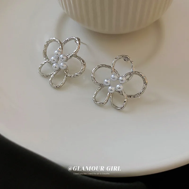 Silver Needle Pearl Flower Hollow Earrings Fashion Temperament Ins Simple And Versatile Forest Cool Wind Femal
Silver Needle Pearl Flower Hollow Earrings Fashion Temperament Ins Simple And Versatile Forest Cool Wind Femal