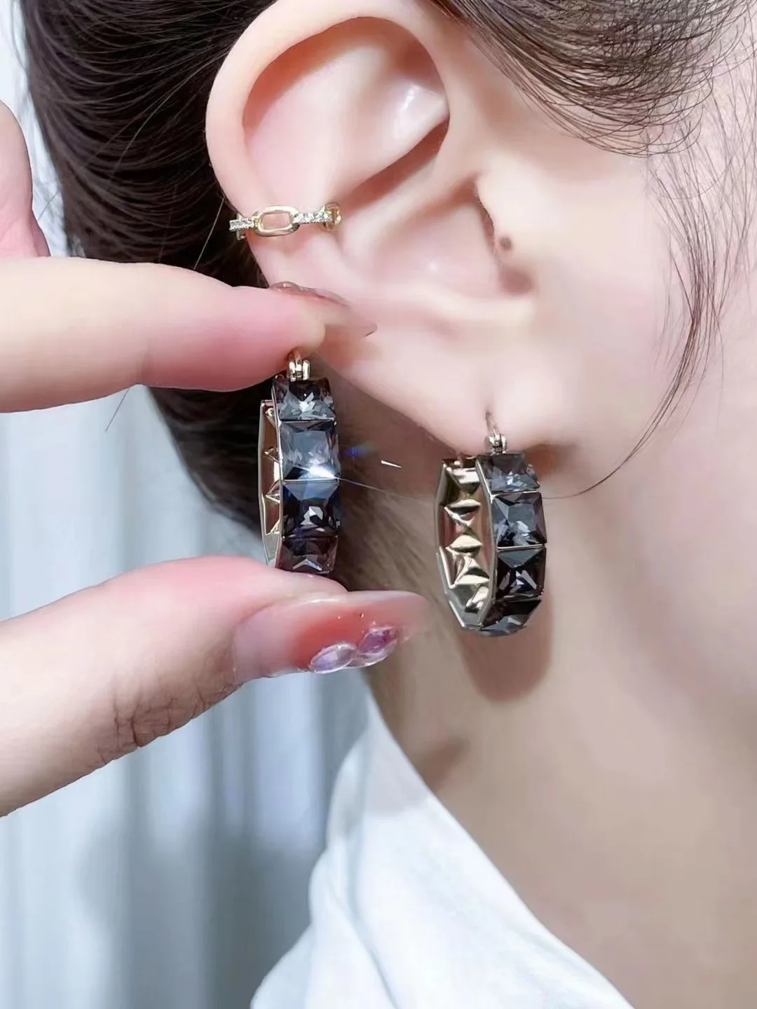2023 New Irregular Round Black Cubic Rhinestone Earrings Fashion Luxury Cool Vintage Gray Gift Jewelry Unusual Accessories Girls
2023 New Irregular Round Black Cubic Rhinestone Earrings Fashion Luxury Cool Vintage Gray Gift Jewelry Unusual Accessories Girls