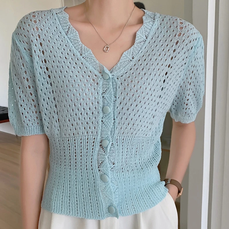 French Retro V-Neck Beautiful Lace Hollow Female Summer Thin Section Knitted Single-Breasted Loose Short-Sleeved Fashion Top
French Retro V-Neck Beautiful Lace Hollow Female Summer Thin Section Knitted Single-Breasted Loose Short-Sleeved Fashion Top