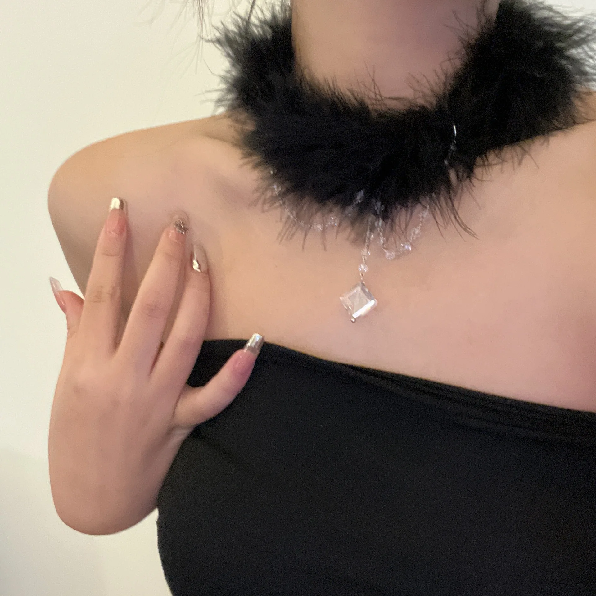 New Fashion Geometric Crystal Pendant Necklace For Women Elegant Black White Feathers Choker Necklace Jewelry
New Fashion Geometric Crystal Pendant Necklace For Women Elegant Black White Feathers Choker Necklace Jewelry