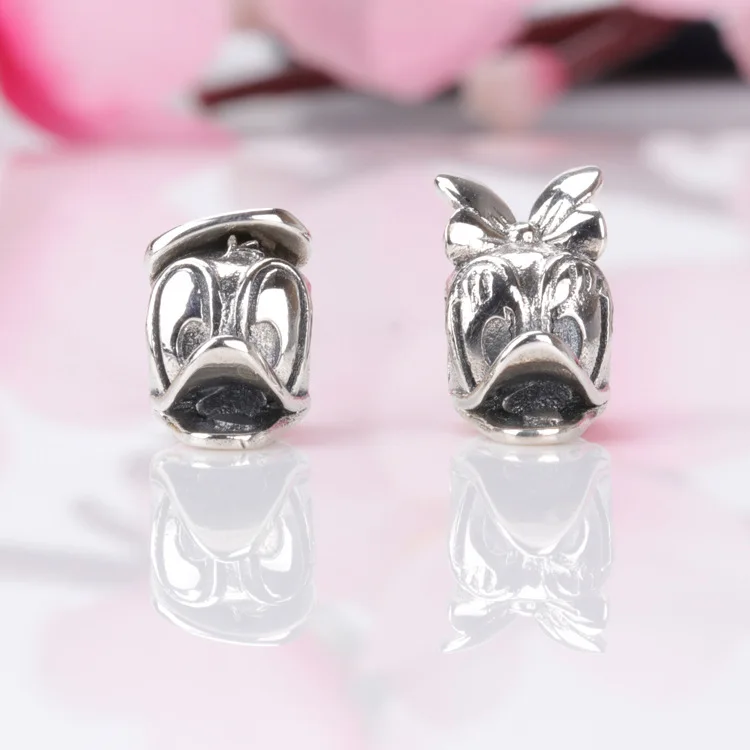 Женский браслет из серебра 925 пробы с подвеской «Дональд Дак»
Женский браслет из серебра 925 пробы с подвеской «Дональд Дак»