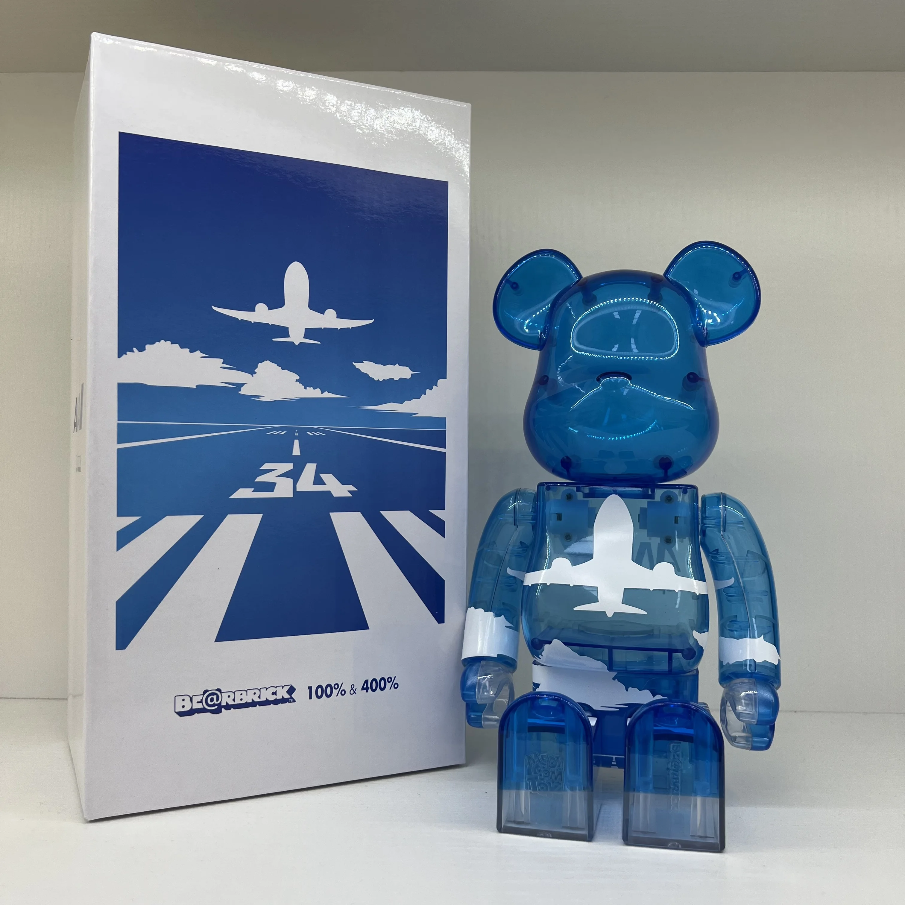400% Bearbrick aircraft flying pattern teddy bear dol blue desktop toy decoration series PVC Street Art Collectible Models Toys
400% Bearbrick aircraft flying pattern teddy bear dol blue desktop toy decoration series PVC Street Art Collectible Models Toys