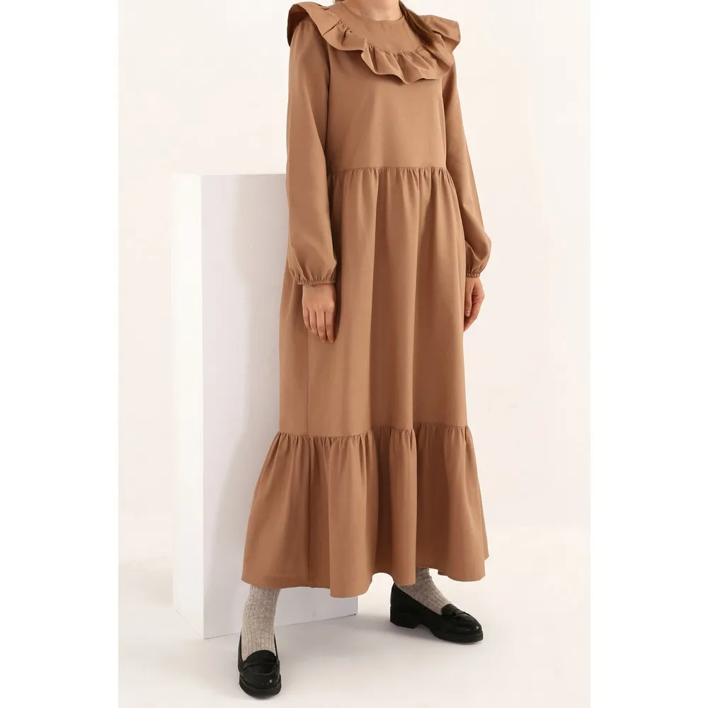 Платье с оборками Dorlie Colar 
Платье с оборками Dorlie Colar