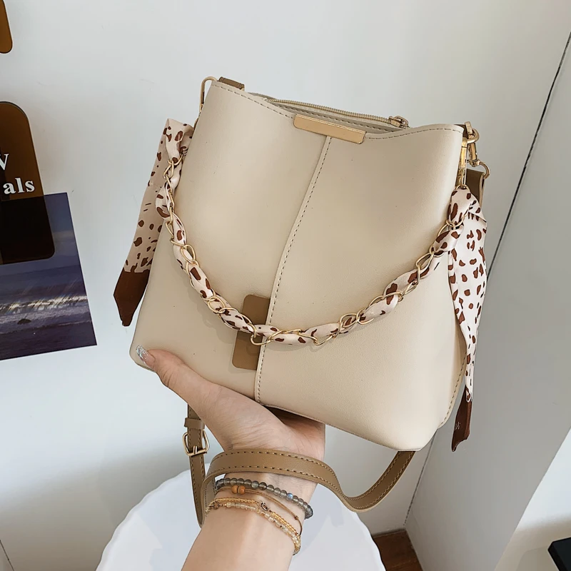 2023 Ladies Fashion Solid Color Leather Buckle Metal Chain Shoulder Strap Messenger Bag Little Tote Bags for Women Versatile Bag
2023 Ladies Fashion Solid Color Leather Buckle Metal Chain Shoulder Strap Messenger Bag Little Tote Bags for Women Versatile Bag