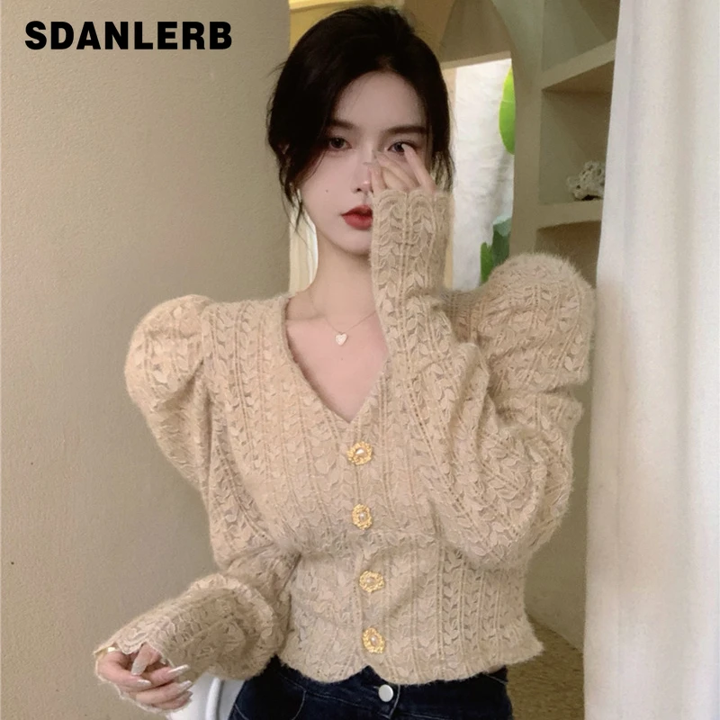 V-neck Lace Bottoming Shirt Women's Spring Outer Wear 2022 New French Style Chic Short Top Slimming Long Sleeve Blouse 
V-neck Lace Bottoming Shirt Women's Spring Outer Wear 2022 New French Style Chic Short Top Slimming Long Sleeve Blouse
