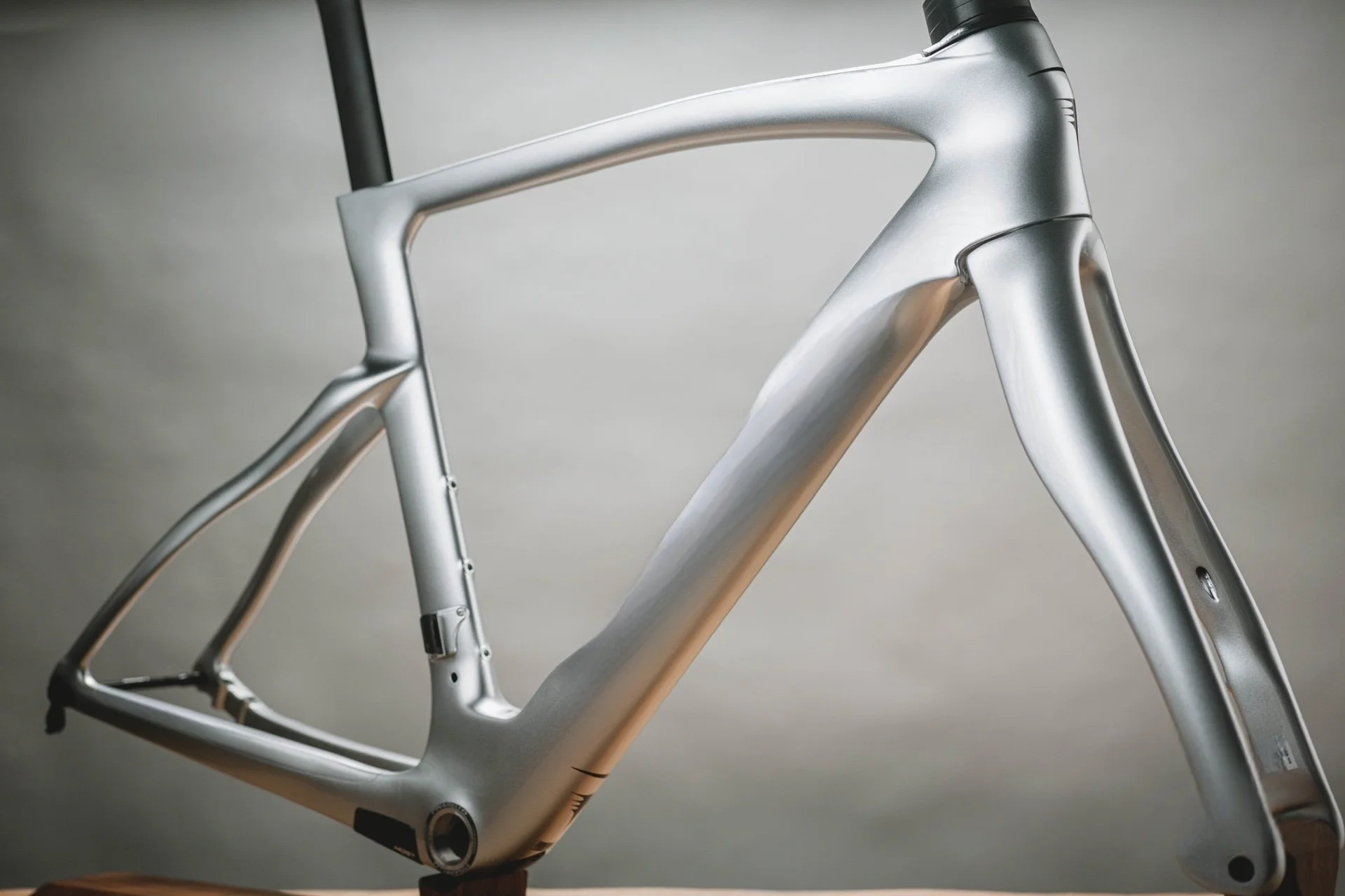 

F14 Disc Brake High Quality Quantum Silver T1000 Road Frame Top Design Made In Taiwan (Contact Us Get $50 Off!）