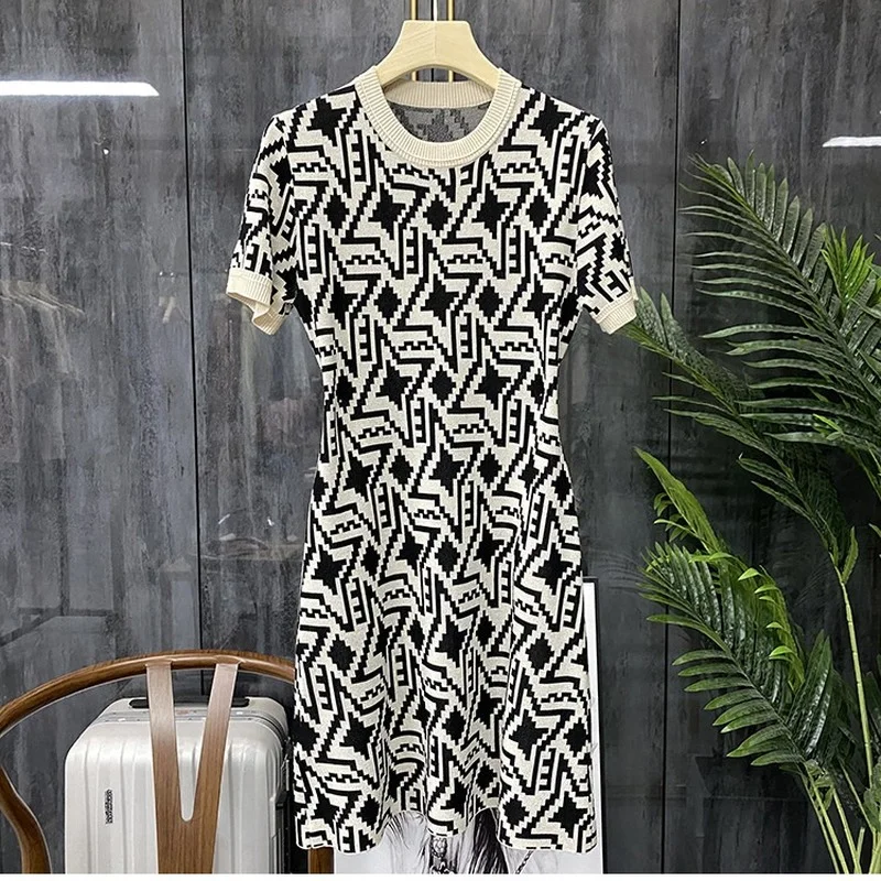 Женское жаккардовое облегающее платье в стиле ретро со звездами и коротким рукавом
Женское жаккардовое облегающее платье в стиле ретро со звездами и коротким рукавом