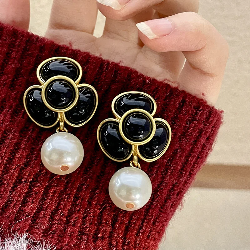 Statement Fashion Pearl Black Flower Drop Earrings For Women Personality 2023 New Metallic Pendientes
Statement Fashion Pearl Black Flower Drop Earrings For Women Personality 2023 New Metallic Pendientes