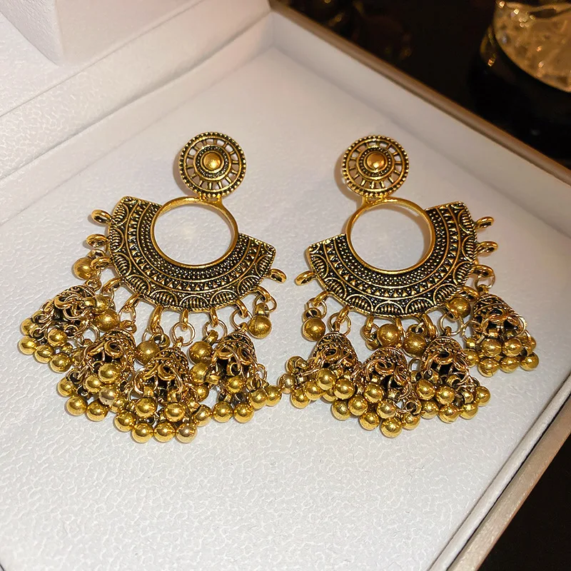 Antique Metal Fan Lantern Bell Tassel Pendant Earrings French Niche Temperament Vintage Exaggerated Shape Earrings Women Jewelry
Antique Metal Fan Lantern Bell Tassel Pendant Earrings French Niche Temperament Vintage Exaggerated Shape Earrings Women Jewelry