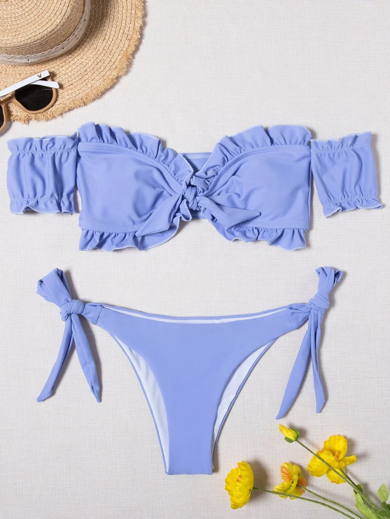 Купальник бикини с завязками спереди и оборками
Купальник бикини с завязками спереди и оборками