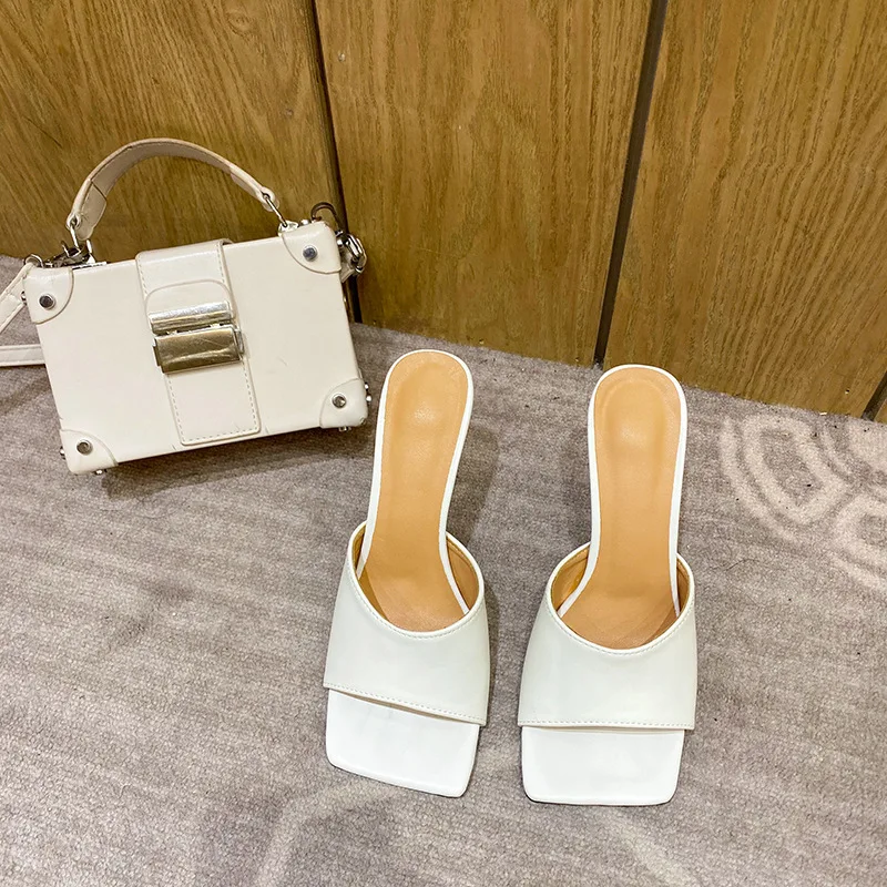 Women's shoe runway blogger created the same simple, versatile, high-heeled slippers and trendy, square-toed sandals 
Women's shoe runway blogger created the same simple, versatile, high-heeled slippers and trendy, square-toed sandals