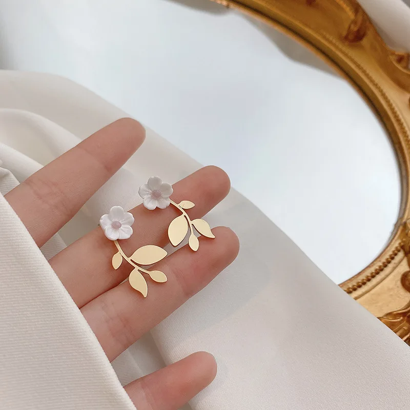 Exquisite Girl Golden Leaves White Flower Style Girl Ear Hook Temperament Woman Earring Party Banquet Jewelry Anniversary Gift
Exquisite Girl Golden Leaves White Flower Style Girl Ear Hook Temperament Woman Earring Party Banquet Jewelry Anniversary Gift