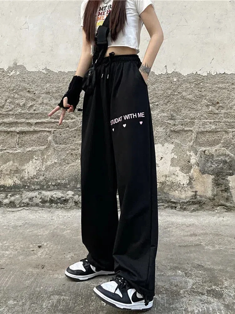 Zoki Streetwear Harajuku Black Sweatpants Women Heart High Waist Loose Wide Leg Pants American Hip Hop Student Casual Trousers
Zoki Streetwear Harajuku Black Sweatpants Women Heart High Waist Loose Wide Leg Pants American Hip Hop Student Casual Trousers