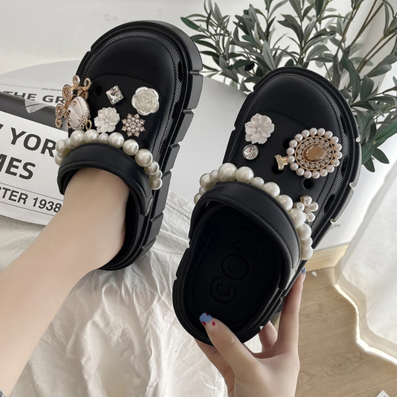 Fashion Flower Pearl Charms Clog Shoes Outdoor Women Designer Slippers Thick Sole 6.5CM Platform Summer Beach Sandals for Girls
Fashion Flower Pearl Charms Clog Shoes Outdoor Women Designer Slippers Thick Sole 6.5CM Platform Summer Beach Sandals for Girls