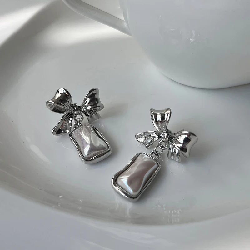 Flashbuy Vintage Bow knot Irregular Imitation Pearl Drop Earrings Women's 2022 New Silver Color Earrings Daily Jewelry
Flashbuy Vintage Bow knot Irregular Imitation Pearl Drop Earrings Women's 2022 New Silver Color Earrings Daily Jewelry