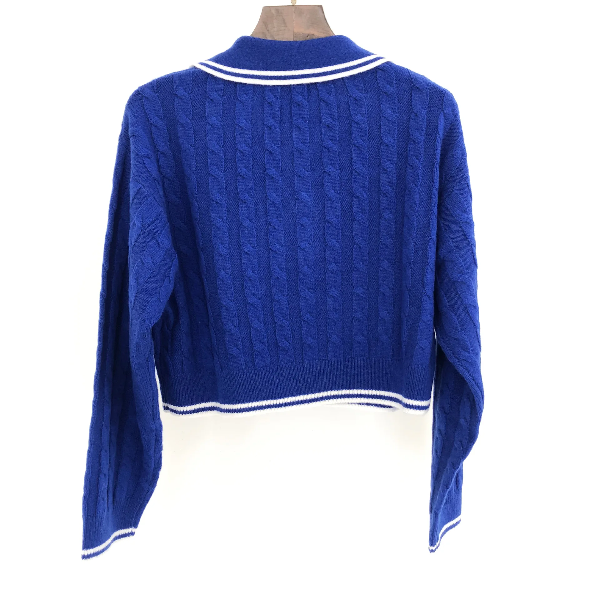 Women Twist Polo Collar Sweater One Pocket with Embroidery Letter Contrast Knitted Pullover
Women Twist Polo Collar Sweater One Pocket with Embroidery Letter Contrast Knitted Pullover
