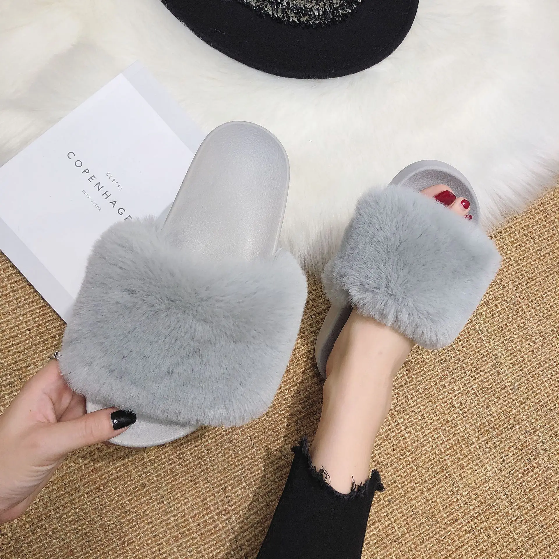 2022 winter new net red fashion one word slippers outside wear plush slippers plush home non-slip cotton slippers
2022 winter new net red fashion one word slippers outside wear plush slippers plush home non-slip cotton slippers