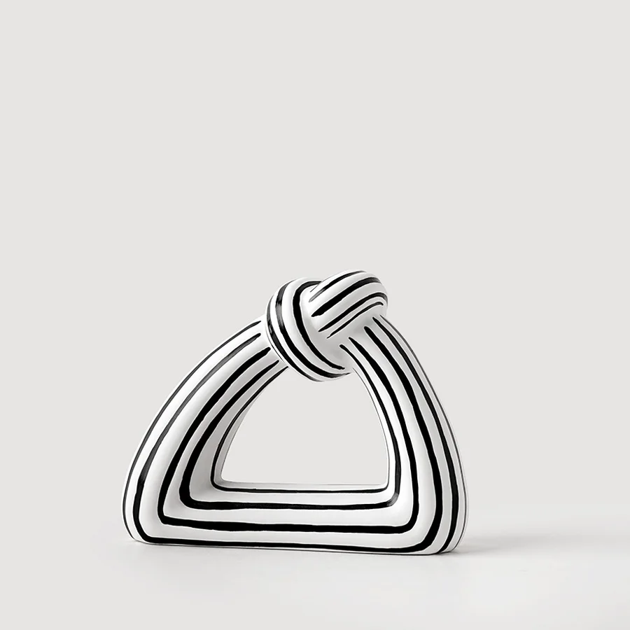 ARTLOVIN Черно-белая полосатая керамическая ваза
ARTLOVIN Черно-белая полосатая керамическая ваза