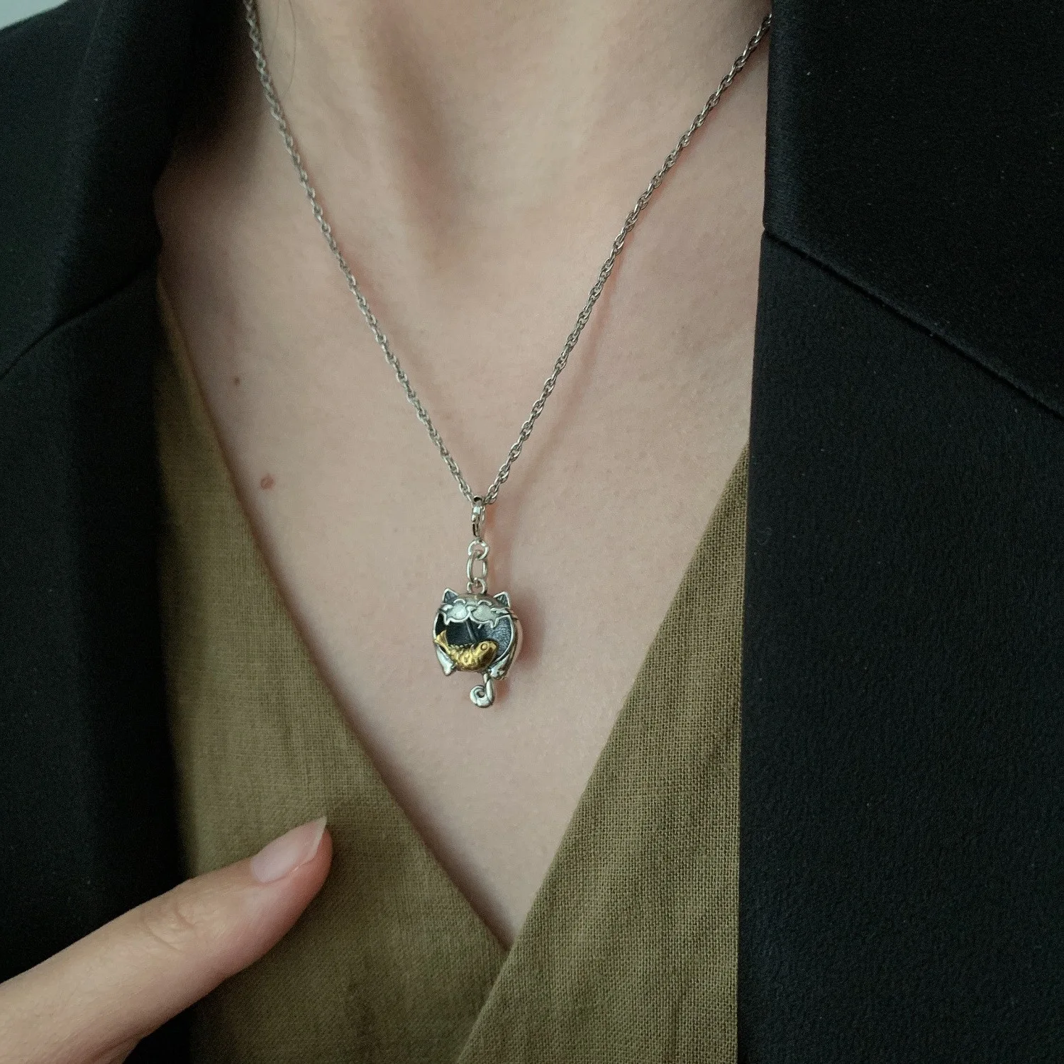 FMILY Minimalist 925 Sterling Silver Personality Cat Eat Fish Necklace Retro Hip Hop Punk Creative Jewelry for Girlfriend Gift
FMILY Minimalist 925 Sterling Silver Personality Cat Eat Fish Necklace Retro Hip Hop Punk Creative Jewelry for Girlfriend Gift