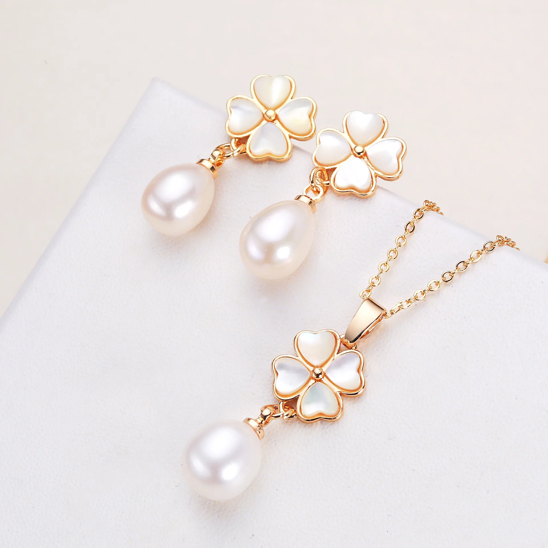 CARLIDANA 2pcs/Set Luxury Freshwater Pearl White Shell Clover Pendant Necklace 18 K Non Tarnish Gold Plated Jewelry for Women
CARLIDANA 2pcs/Set Luxury Freshwater Pearl White Shell Clover Pendant Necklace 18 K Non Tarnish Gold Plated Jewelry for Women