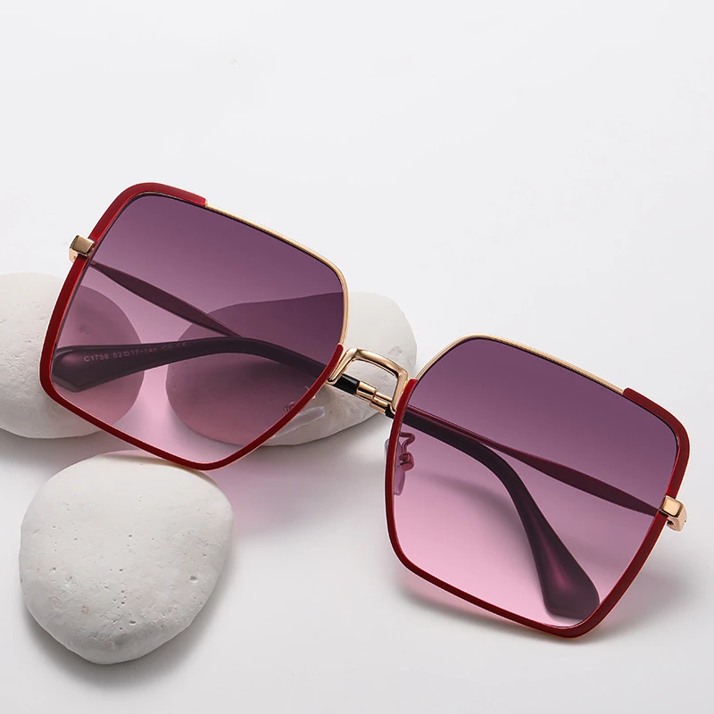 Модные солнцезащитные очки для женщин, брендовые дизайнерские солнцезащитные очки в металлической оправе, классические винтажные очки UV400, уличные праздничные очки
Модные солнцезащитные очки для женщин, брендовые дизайнерские солнцезащитные очки в металлической оправе, классические винтажные очки UV400, уличные праздничные очки