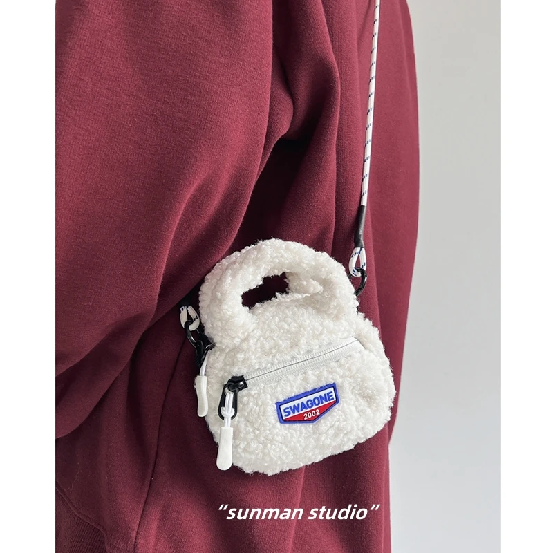 Миниатюрная сумка для наушников, дизайнерская Модная брендовая плюшевая сумка-мессенджер, миниатюрная портативная маленькая сумка, трендо... 
Миниатюрная сумка для наушников, дизайнерская Модная брендовая плюшевая сумка-мессенджер, миниатюрная портативная маленькая сумка, трендо...